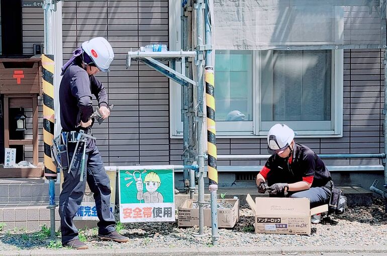 弊社(というより業界一般的に)は 10時から一服(小休憩)します  本日も10時 “休憩~” と言ったその目線の先では  休憩しながらも(？) 次の仕事の準備に余念がない 石ケ森さんと門馬さん  筆者も思わず 休む手を止めました(笑)  この二人 熱心すぎるw  http://kamaban.jp/  #岩手プレミアム屋根クリエイター #カマバン🧸#株式会社鎌田鈑金工業 #屋根工事#屋根修理#屋根葺き替え #雨樋工事#雨樋修理#雨漏り修理 #板金工事#外壁工事 #ドローンで屋根点検 